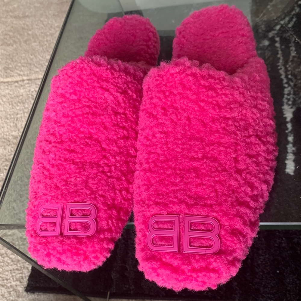 BALENCIAGA 
COZY FLEECE BB MULE IN PINK